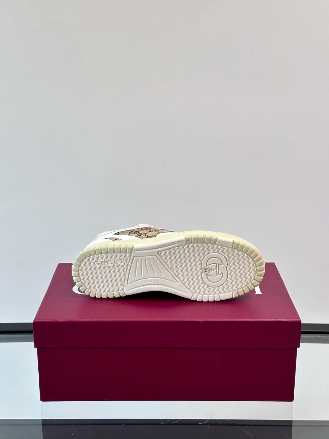 Men's Men's Shoes 💰480 [New Style] 🦨🦨Gucci 𝐆𝐮𝐜𝐜𝐢 𝐑𝐞-𝐖𝐞𝐛 As a sneaker created by Sabato De Sarno for Gucci, the Re-Web series reinterprets the brand's classic stripes, with bold and unique details to set off a modern silhouette design. These shoes are crafted from white leather. This new sneaker is ingeniously decorated with many of the brand's classic details, and is equipped with a bright red and green webbing tongue, which will make people fall in love at first sight. White leather has been specially treated to be soft and shiny, with an embossed grained texture. Script Gucci logo and Interlocking G web label with Interlocking G and script Gucci logo. Rubber outsole with Interlocking G detail eyelets. Web tongue. Size: Female 35-40 (Female 41, 42 customized). Male 38-44 (45, 46 customized)